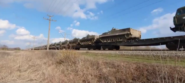 У Ростовській області зняли на відео потяги з військовою технікою РФ