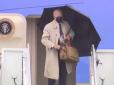 78-річний Джо Байден знову спіткнувся, піднімаючись по трапу літака (відео)