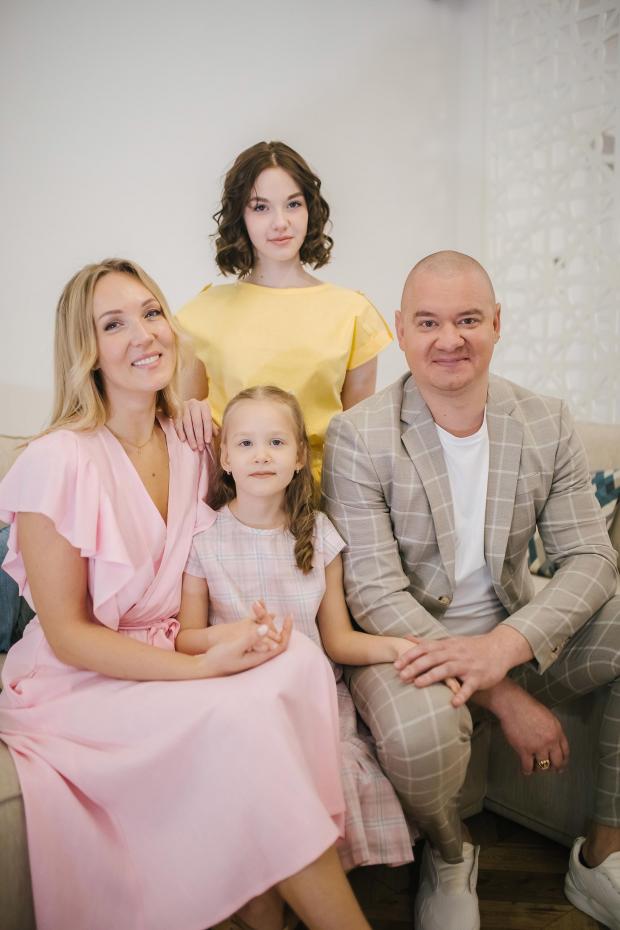 Євген Кошовий з дружиною та доньками