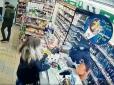Зухвале пограбування магазину в Києві: Злочинець не зважав ні на свідків, ні на камери (відео)