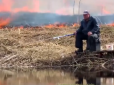 Коли клює - не до дрібниць: У Білорусі чоловік незворушно рибалив у кільці пожежі (відео)