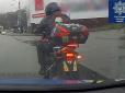 У Києві водій закрив держномер мотоцикла жіночою білизною та поплатився за це (фото)
