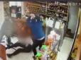 На Харківщині чоловіка побили битами та обстріляли прямо в магазині (фото, відео)