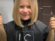 ​8-річна волонтерка віддала своє волосся, щоб допомогти онкохворим дітям (відео)