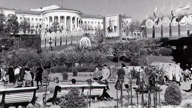 Жовтневий палац. Листівка кінці 1950-х