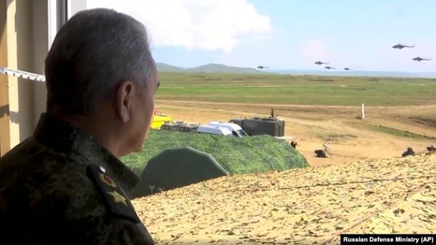 Міністр оборони Росії спостерігає за військовими навчаннями в окупованому Криму