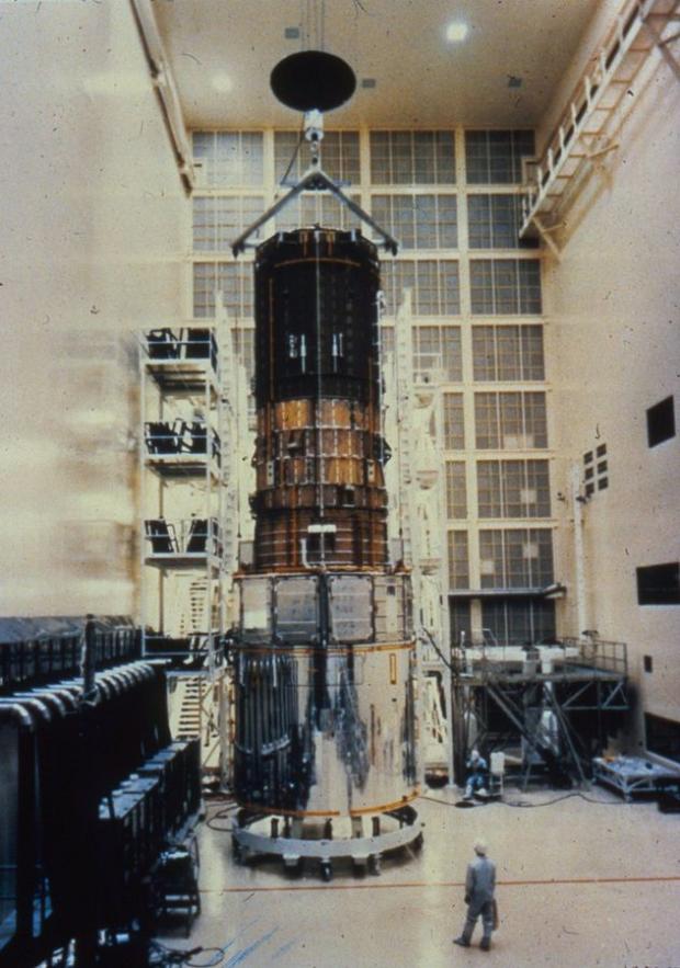 Збирання космічного телескопа Хаббл в компанії Lockheed - він є родичем розвідувального супутника супутника KH-11 і співставний з ним за розмірами