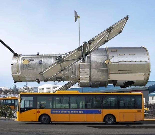 Про розміри супутника KH-11 можна судити за цим порівнянням телескопу "Габбл", з міським автобусом
