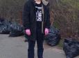 Київський школяр самостійно прибирає стихійне сміттєзвалище, що влаштували сусіди, не чекаючи на допомогу дорослих