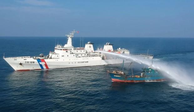 Корабель берегової охорони Тайваню намагається витіснити рибальське судно Китаю із спірних вод навколо островів Спратлі