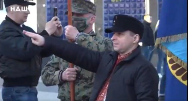Учасник маршу на честь дивізії "Галичина" пояснив скандальний жест: що це було (фото, відео)
