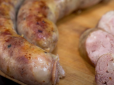 Чоловіки точно оцінять: Рецепт домашньої ковбаси з свинини - сільська, дуже смачна й ароматна