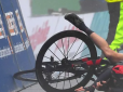 Не щастить, так не щастить: Британський велогонщик втратив перемогу, впавши за 50 метрів до фінішу (відео)