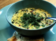 Припаде до смаку всім: Сирний і ніжний суп з ковбасками - готується швидко і виходить дуже смачний (рецепт, відео)