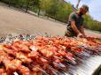 Оце так погуляли: В Україні поставили шашликовий рекорд - 700 кг м'яса і 401 шампур (фото, відео)