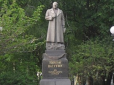 Скандал розгорівся не на жарт: У Києві до пам'ятника Ватутіну поклали м'ясні 
