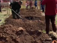 Х**ло наказало? У Росії в розпал пандемії влаштували змагання зі швидкісного копання могил (відео)