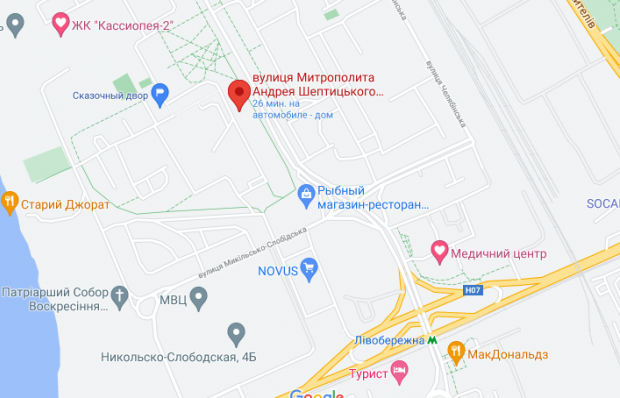 Дев'ятиповерхівка з петриківським розписом розташована недалеко від метро "Лівобережна".
