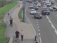 Влаштував справжнє шоу: У Києві на мосту машина раптом стала на дибки та перекинулась, водій намагався втекти (відео)