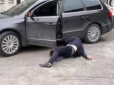 Повзав як гусениця і... благав не здавати його копам: У Вінниці затримали ну дуже п'яного водія (відео)