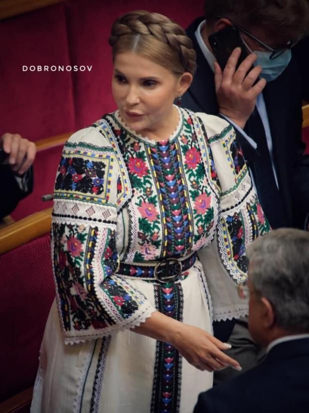 Тимошенко прийшла у вишиванці.