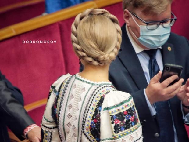 Тимошенко з'явилася у вишиванці.