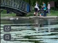 У Києві хлопець врятував потопаючу дитину, рахунок йшов на хвилини - момент потрапив на відео
