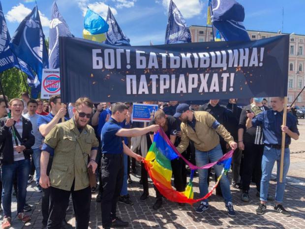 У центрі Києва спалили ЛГБТ-прапор під в…