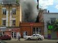 Димом огорнуло відразу кілька вулиць: У Києві спалахнула потужна пожежа (відео)