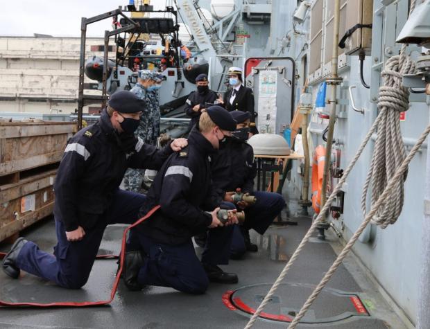 Екіпаж корабля HMS Trent проводить показові тренування