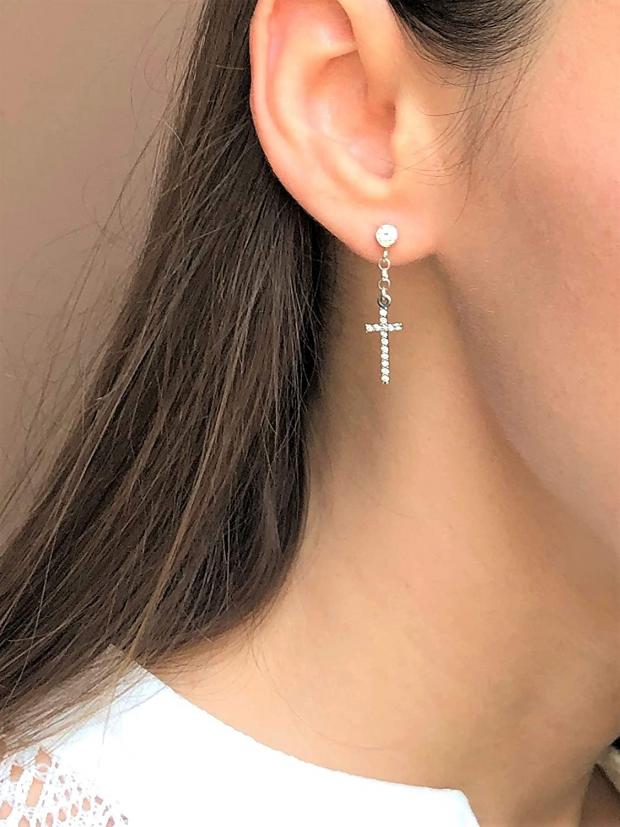 Священик про те, чи можна носити сережки-хрестики: "це вже нагадує сатанізм"