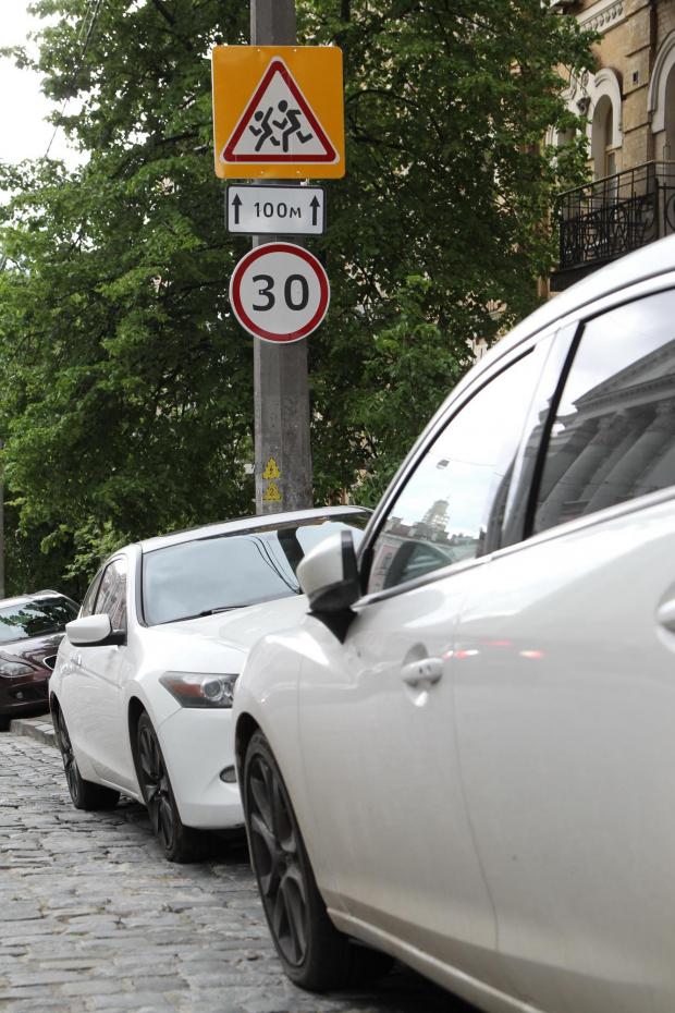 Фото: у Києві з'явилися знаки про зниження швидкості у житлових районах (kyivcity.gov.ua)