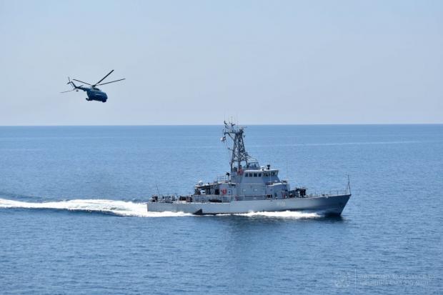 Патрульний катер "Старобільськ" та гвинтокрил Мі-14 ВМС України