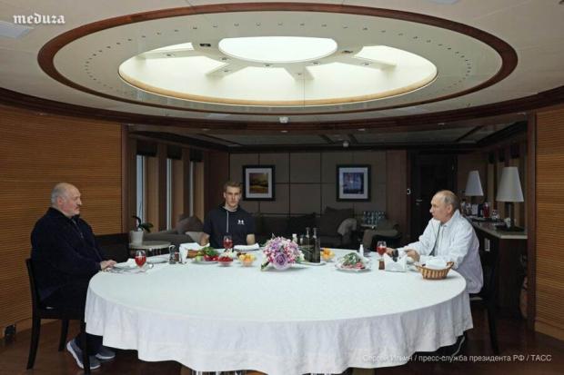 Лукашенко обідає з Путіном.