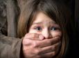Затягнув у покинутий будинок: На Одещині чоловік зґвалтував восьмирічну дівчинку (фото)
