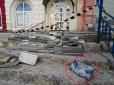 Скрепи високодуховні: У Росії для ремонту ґанку використали надгробні плити (фото)