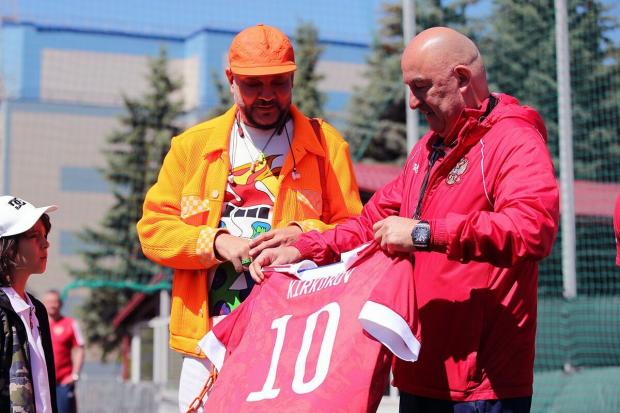 Кіркорову подарували футболку збірної Росії.