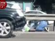 Перла, як танк: У Києві жінка переповзала автомагістраль у годину пік на колінах (відео)