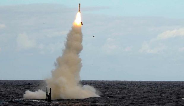 Атомний підводний човен типу Astute виконує запуск крилатої ракети Tomahawk з перископної глибини, фото ілюстративне