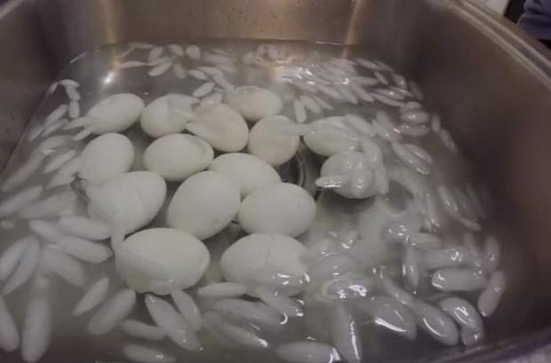 Як почистити яйця
