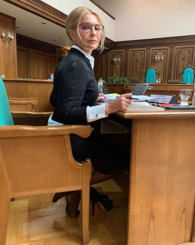 Юлія Тимошенко позує в стильному вбранні