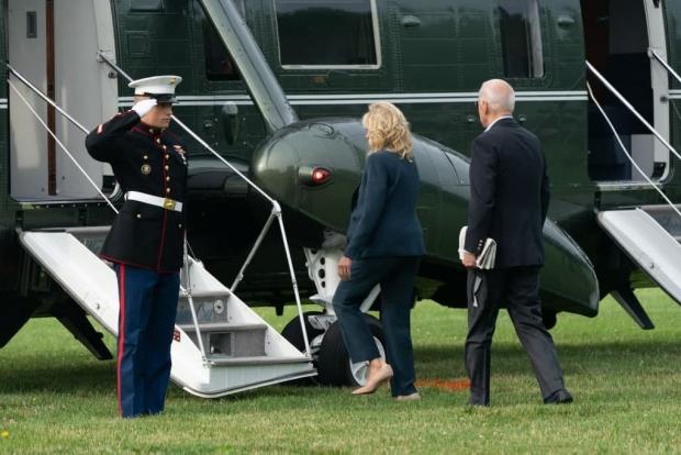 Президент США Джо Байден і перша леді США Джилл Байден сідають на гелікоптер, який доправить їх в аеропорт