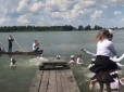 Стрибали у воду з бантами на голові: На Рівненщині випускниці оригінально відсвяткували завершення шкільного навчання (відео)