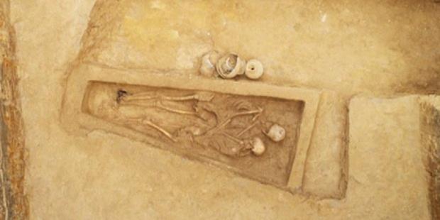 У могилі знайшли скелети чоловіка та жінки, які обіймалися. Фото: Quanchao Zhang et al. 