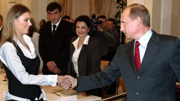 Президент Росії Володимир Путін бажає гімнастці Аліні Кабаєвій (на той час 20 років) удачі на Олімпійських іграх 2004 року в Афінах