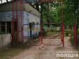 Трагедія під Києвом: Діти провалилися у вигрібну яму закритої бази відпочинку