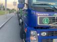 Моторошна ДТП: У Києві пішохід штовхнув велосипедиста прямо під колеса вантажівки (фото, відео 16+)
