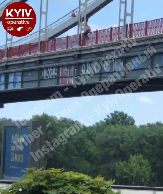 У Києві чоловік серед білого дня кинувся з Пішохідного мосту в річку (відео)