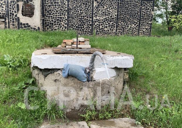 Скважина, где местные набирают воду. Фото: "Страна"