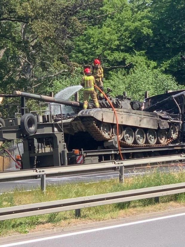 У Польщі, під час транспортування, згоріло два танка Т-72. Зображення: з соціальних мереж